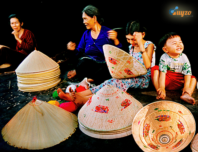 Chợ đêm nón lá độc đáo ở Bình Định