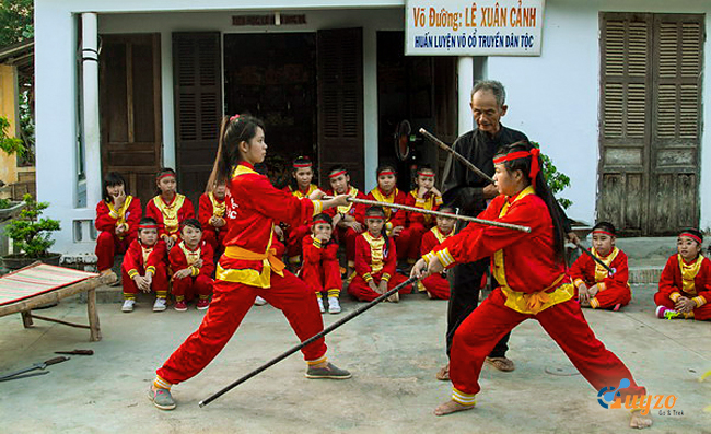 Nghệ nhân Ưu tú, võ sư Lê Xuân Cảnh truyền dạy võ cho các môn sinh.